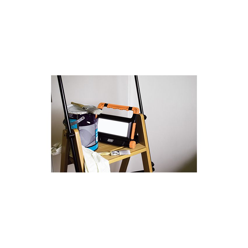 LED FLOOD LIGHT 30W RE-CHARGEABLE BATTERY 3000LM